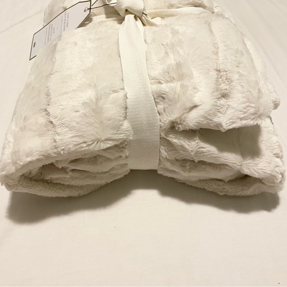 Indigo Cozy Cabin Faux Fur Throw 50” x 60” - Picture 6 of 16